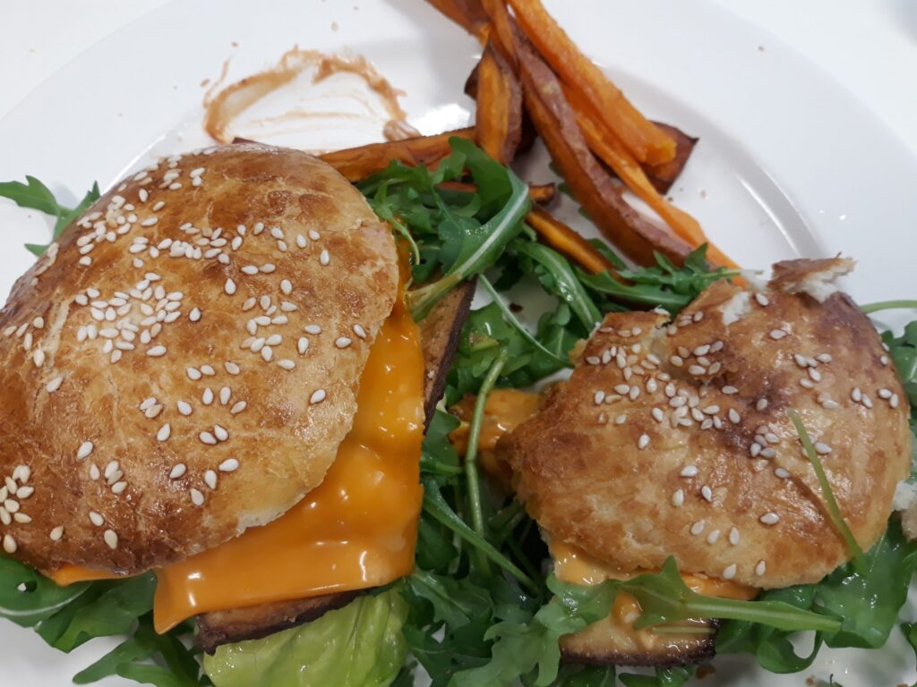 Burger mit Süßkartoffelpommes