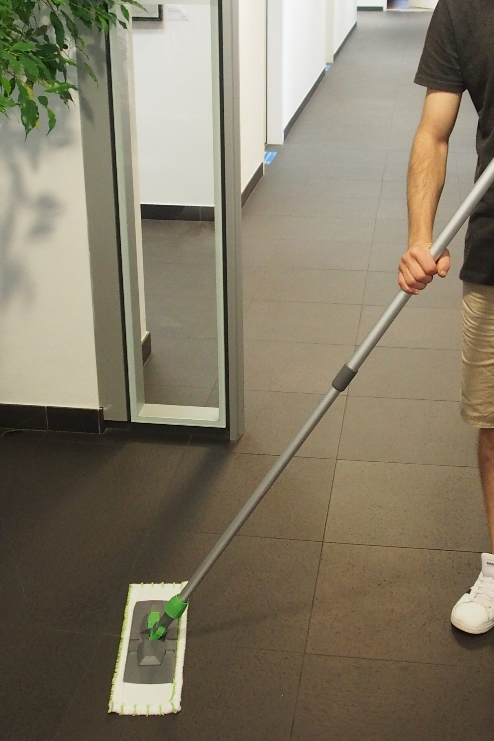 Bodenreinigung mit einem Wischmopp